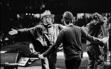 Oasis play Melbourne