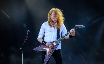 Dave Mustaine not a right-winger
