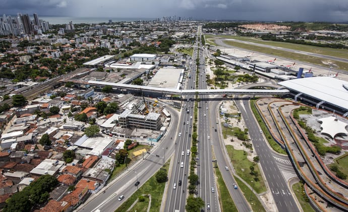 Aerial view of Recife showing major roads, railway lines, neighbourhoods and the airport.
