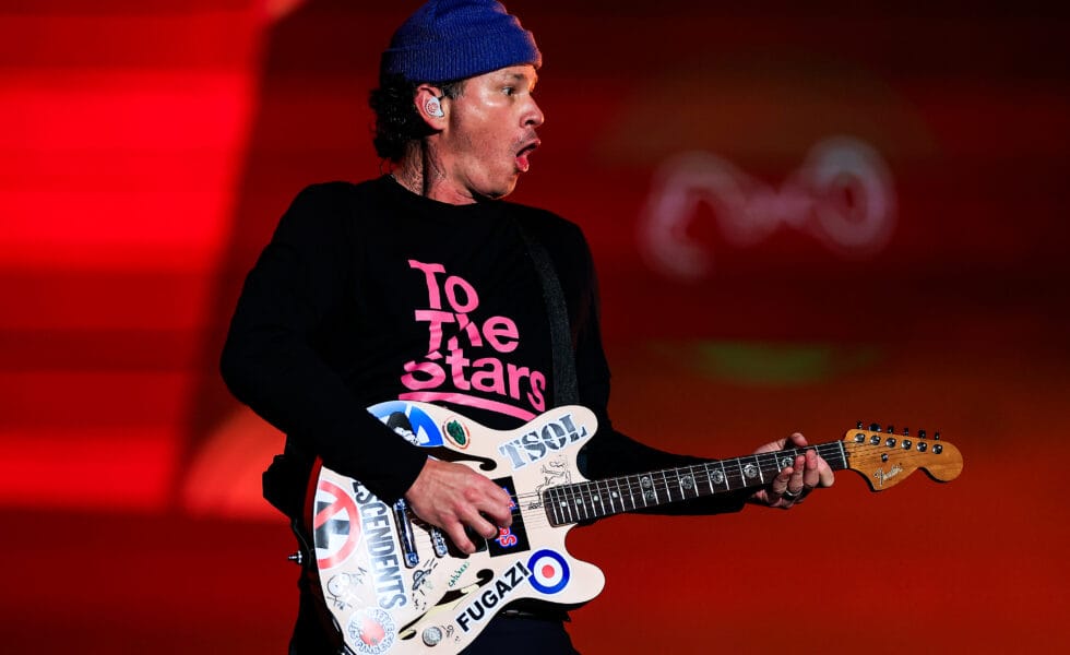 Woman Sings Blink-182 at Karaoke Bar Unaware Tom DeLonge Was Watching