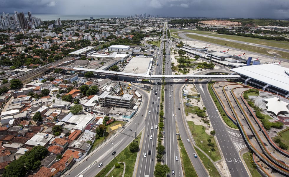 Aerial view of Recife showing major roads, railway lines, neighbourhoods and the airport.