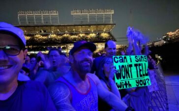 Eddie Vedder invites fan onstage to sing in Chicago