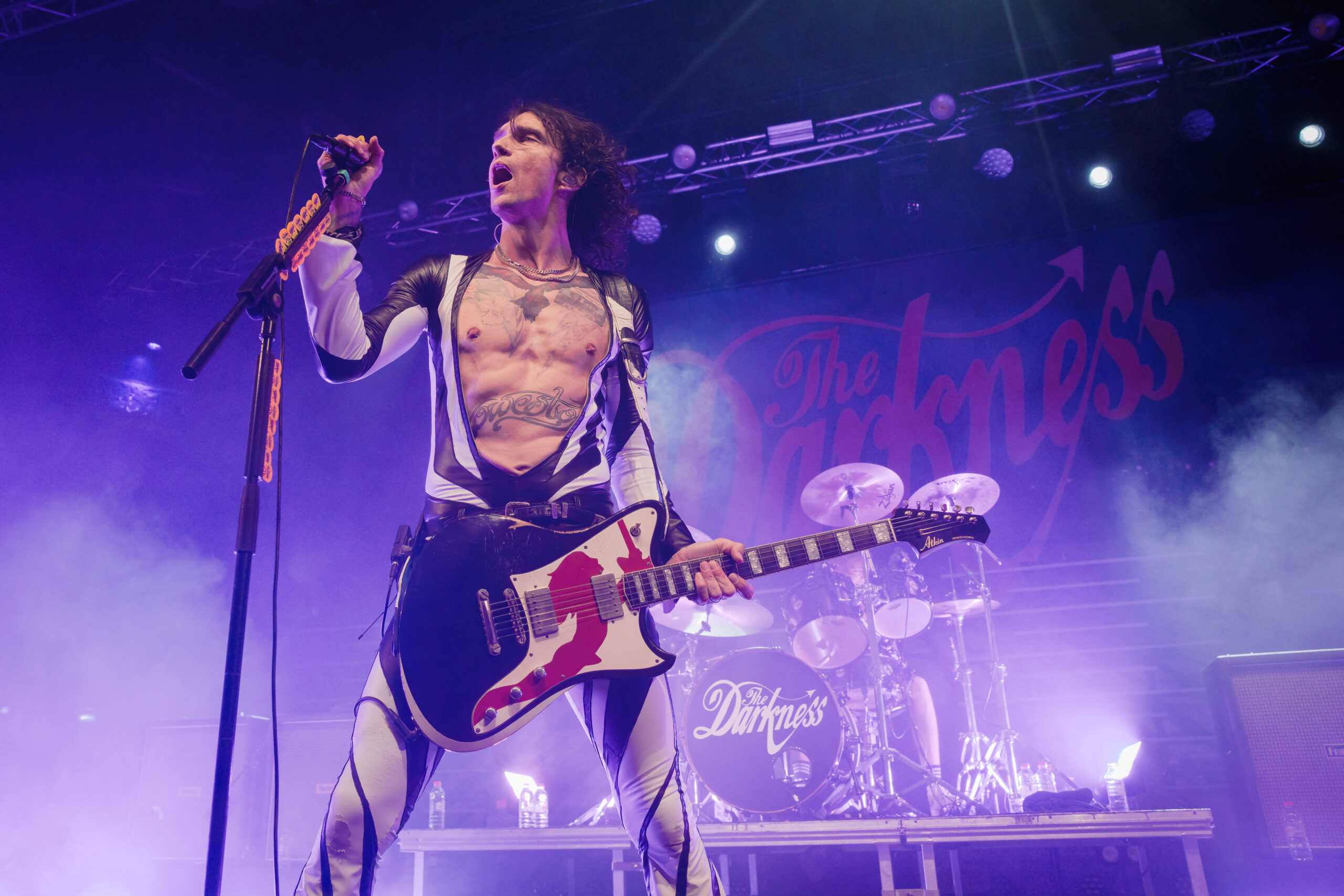The Darkness Explore the Rock n Roll Grind on 'Walking Through Fire ...