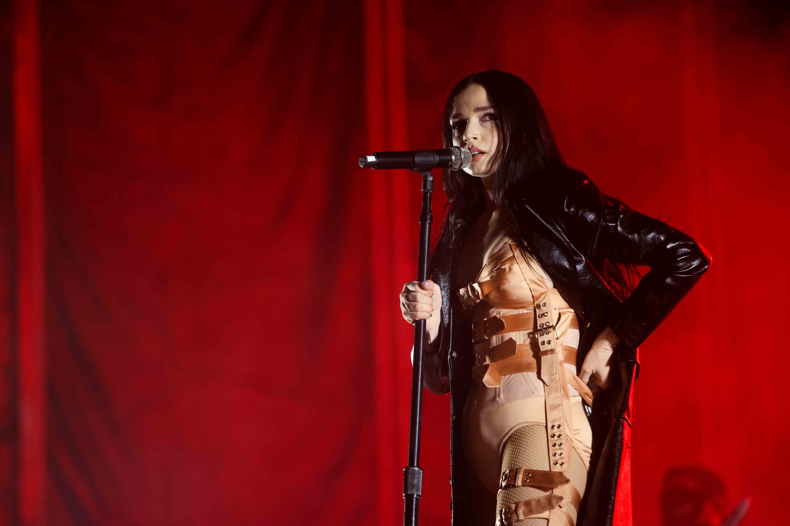 You R Poppy Poppy Announces Livestream of 'They're All Around Us' Tour - Blunt Magazine